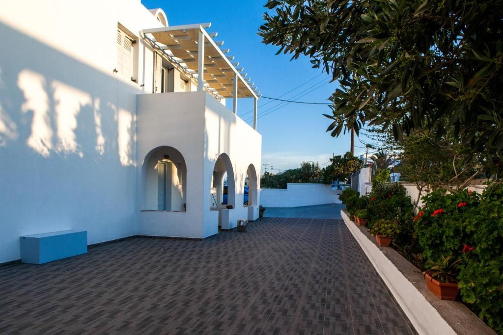 Ασπρισμένη εξωτερική πρόσοψη και καμαρωτά περάσματα του Luna Rossa
