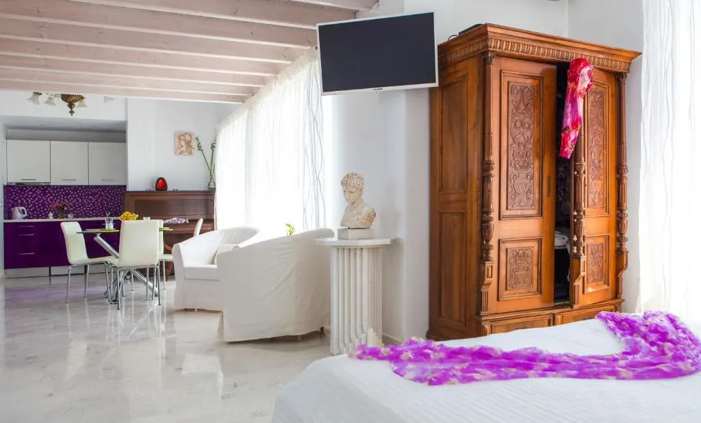 Deluxe διαμέρισμα με θέα ανατολής–ηλιοβασιλέματος και ιδιωτικό τζακούζι