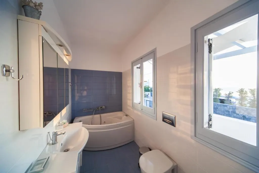 Deluxe διαμέρισμα με θέα ανατολής–ηλιοβασιλέματος και ιδιωτικό τζακούζι